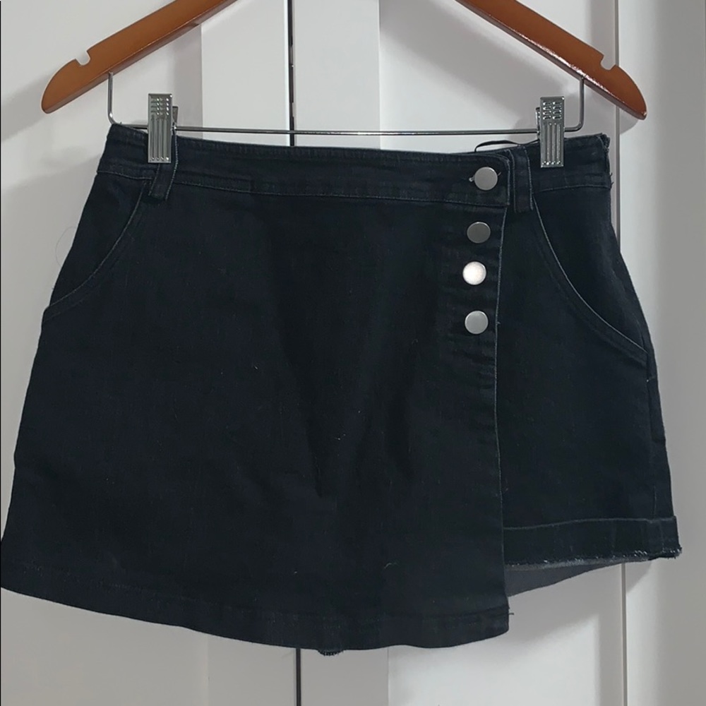 Black skort